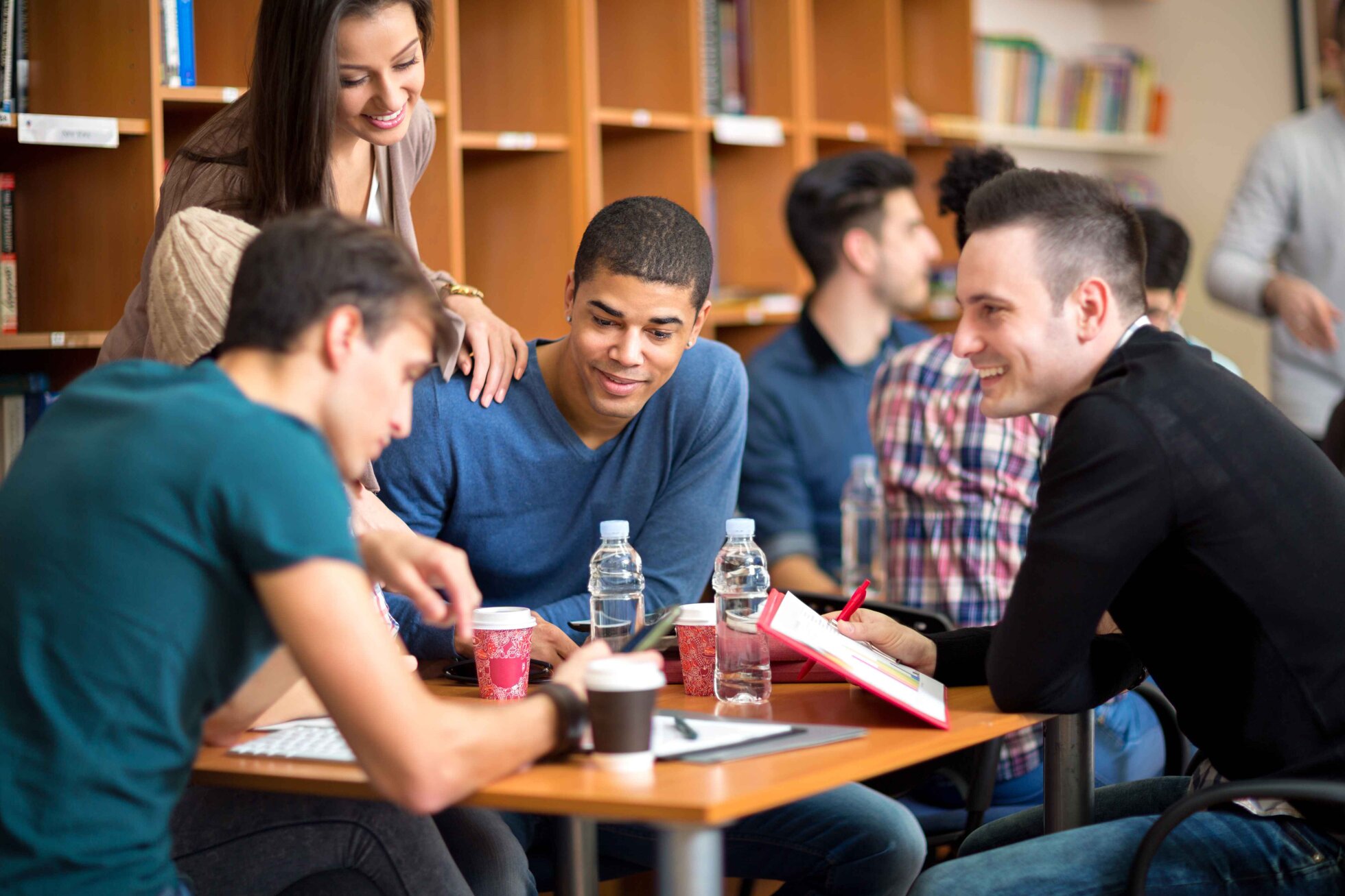 They five year students. Студенты. Друзья в универе. Парень студент. Студенты учатся.