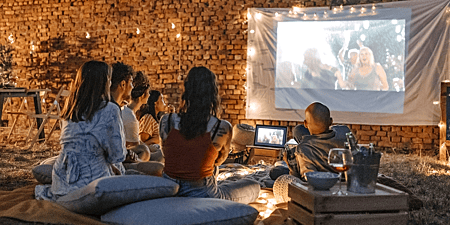 il-transforme-sa-cour-en-cinema-de-plein-air-pour-son-village.png