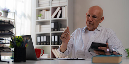 senior-concentration-travail.jpg