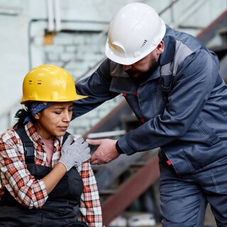 Contremaître en secours à une ingénieuse sur le lieu de travail