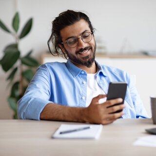 Un homme sur son smartphone découvrant une application