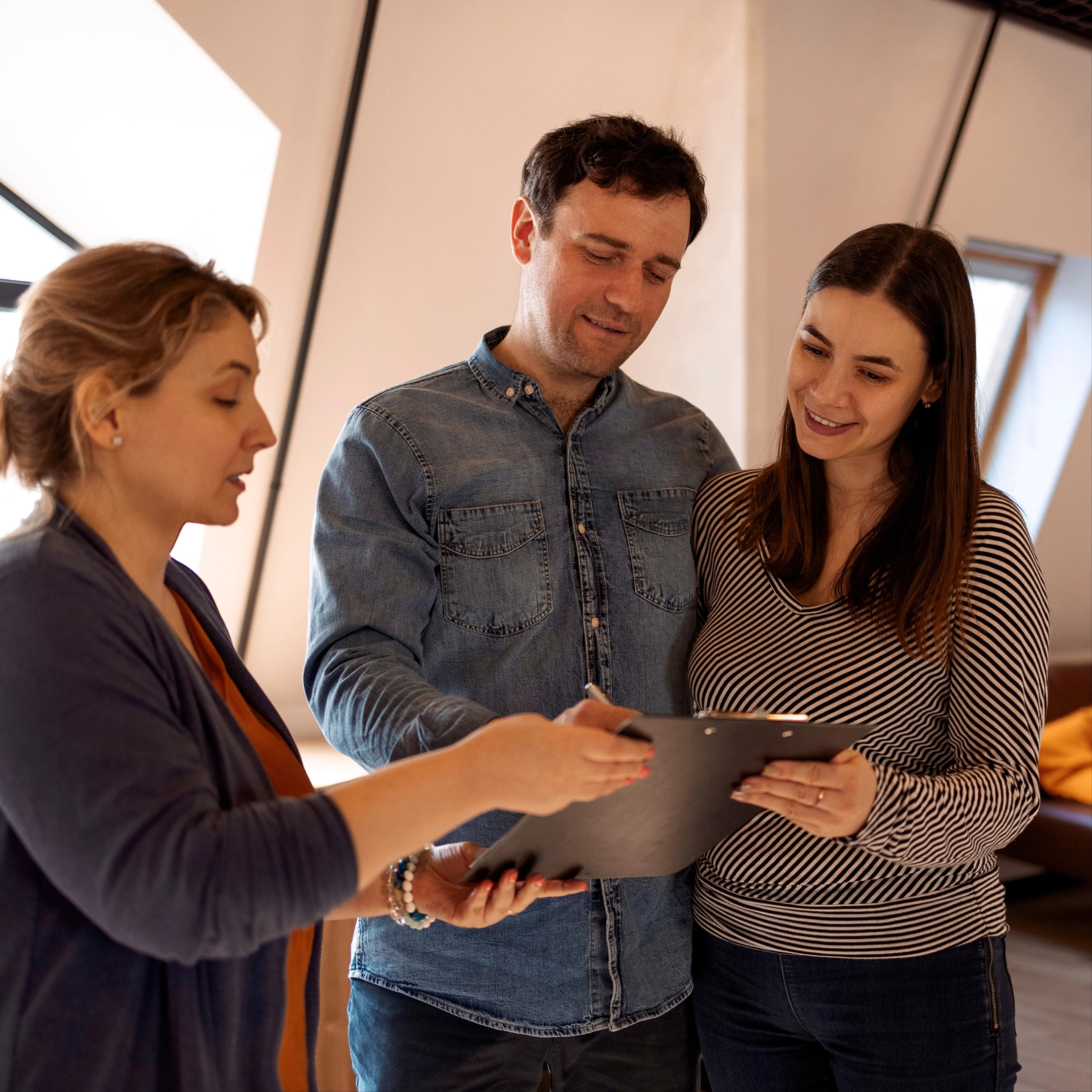 Propriétaire avec un jeune couple voulant louer un nouvel appartement.