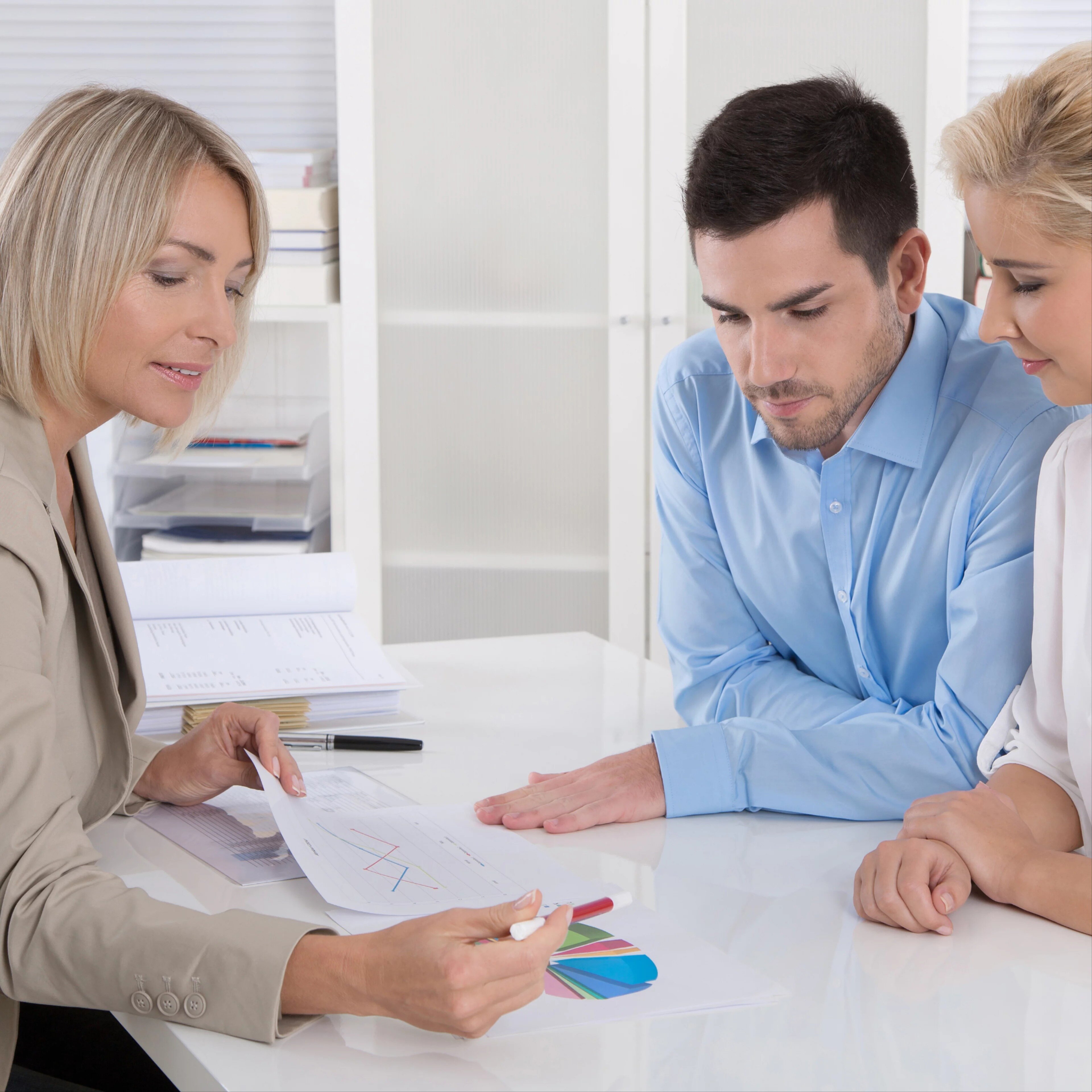 Jeune couple en rendez-vous avec un banquier pour un crédit immobilier