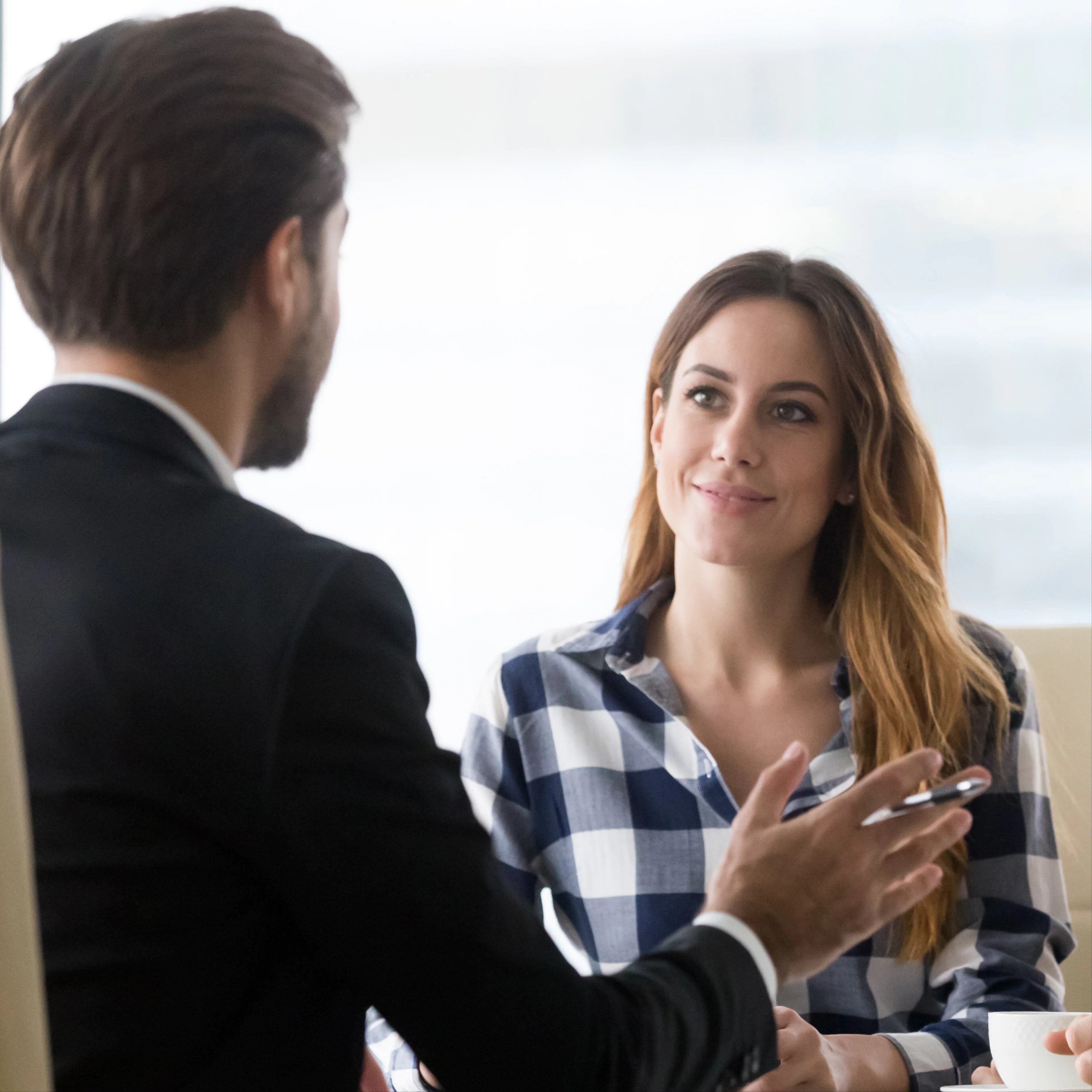 Couple consultant un agent immobilier qui présentent une offre