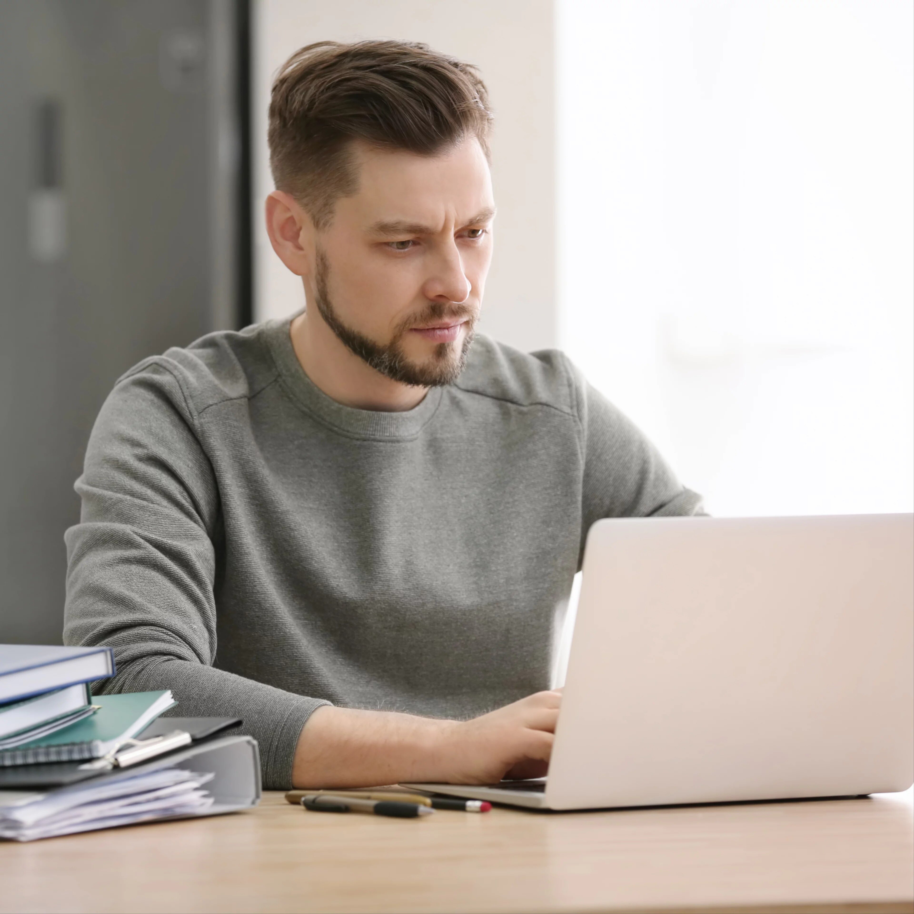 Homme en train de faire sa déclaration fiscale