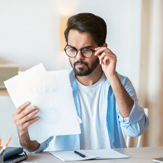 Un homme propriétaire concerné par la hausse de la taxe foncière