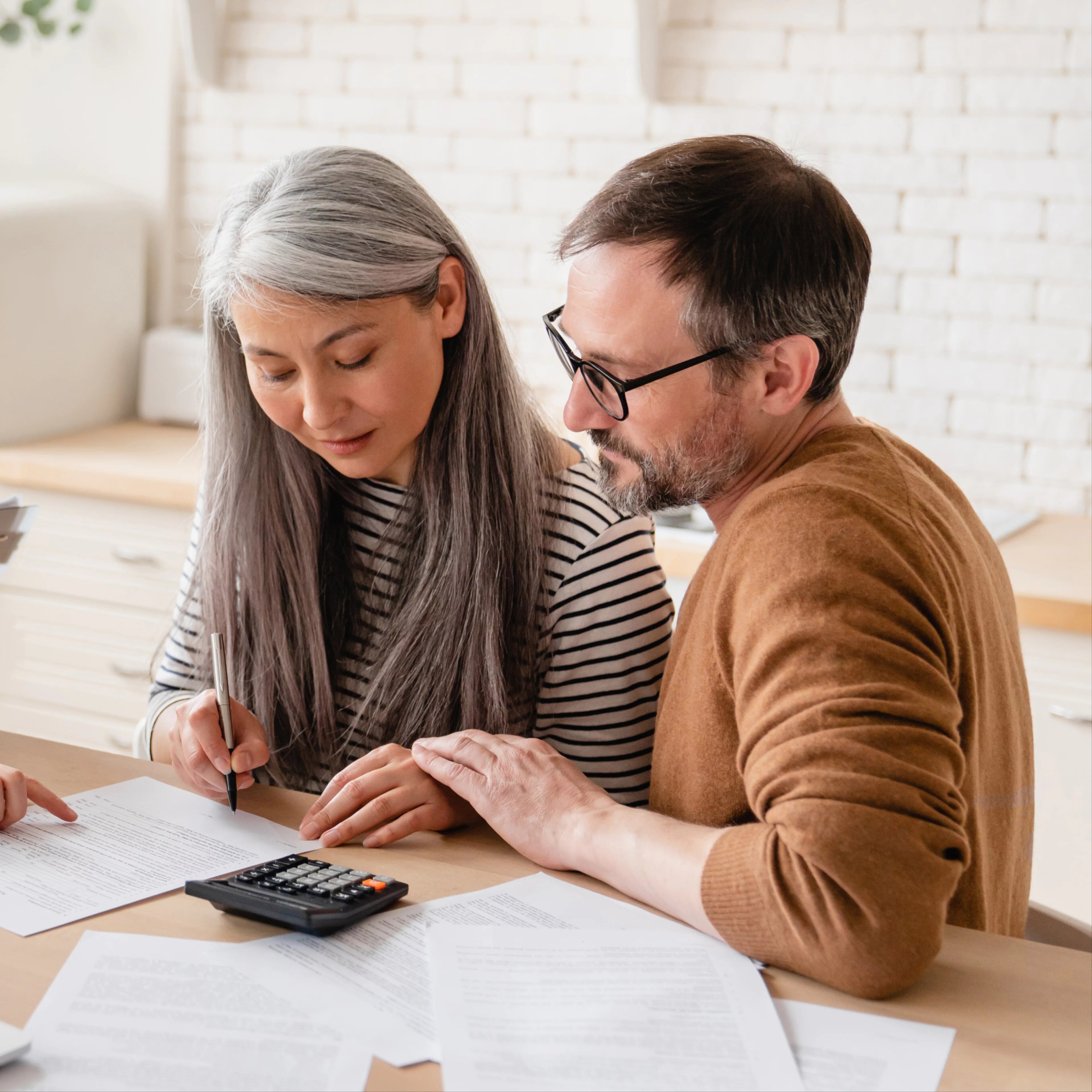 Agent d'assurance emprunteur consultant un couple mature