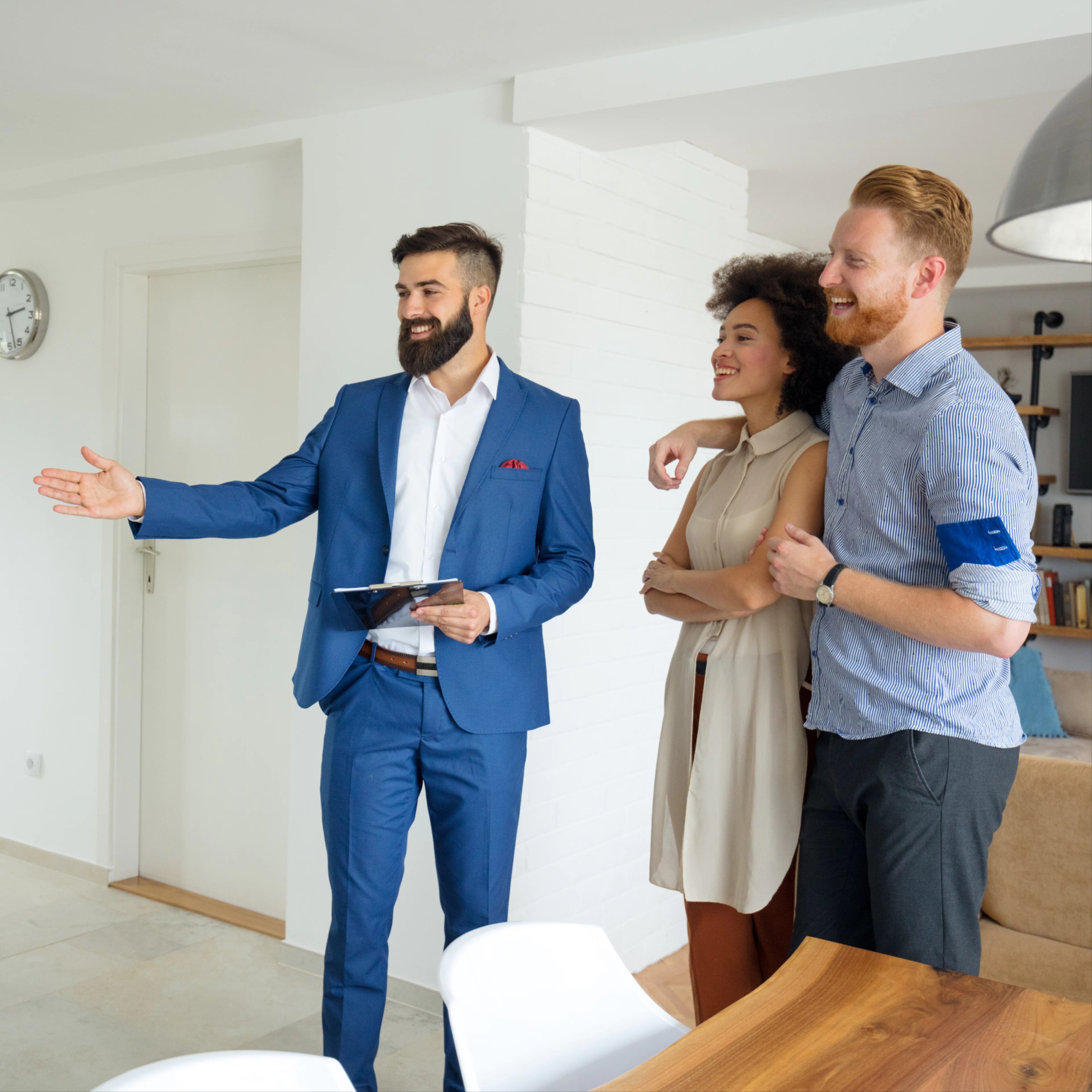 Jeune couple avec un agent immobilier lors de la visite d'une nouvelle maison.