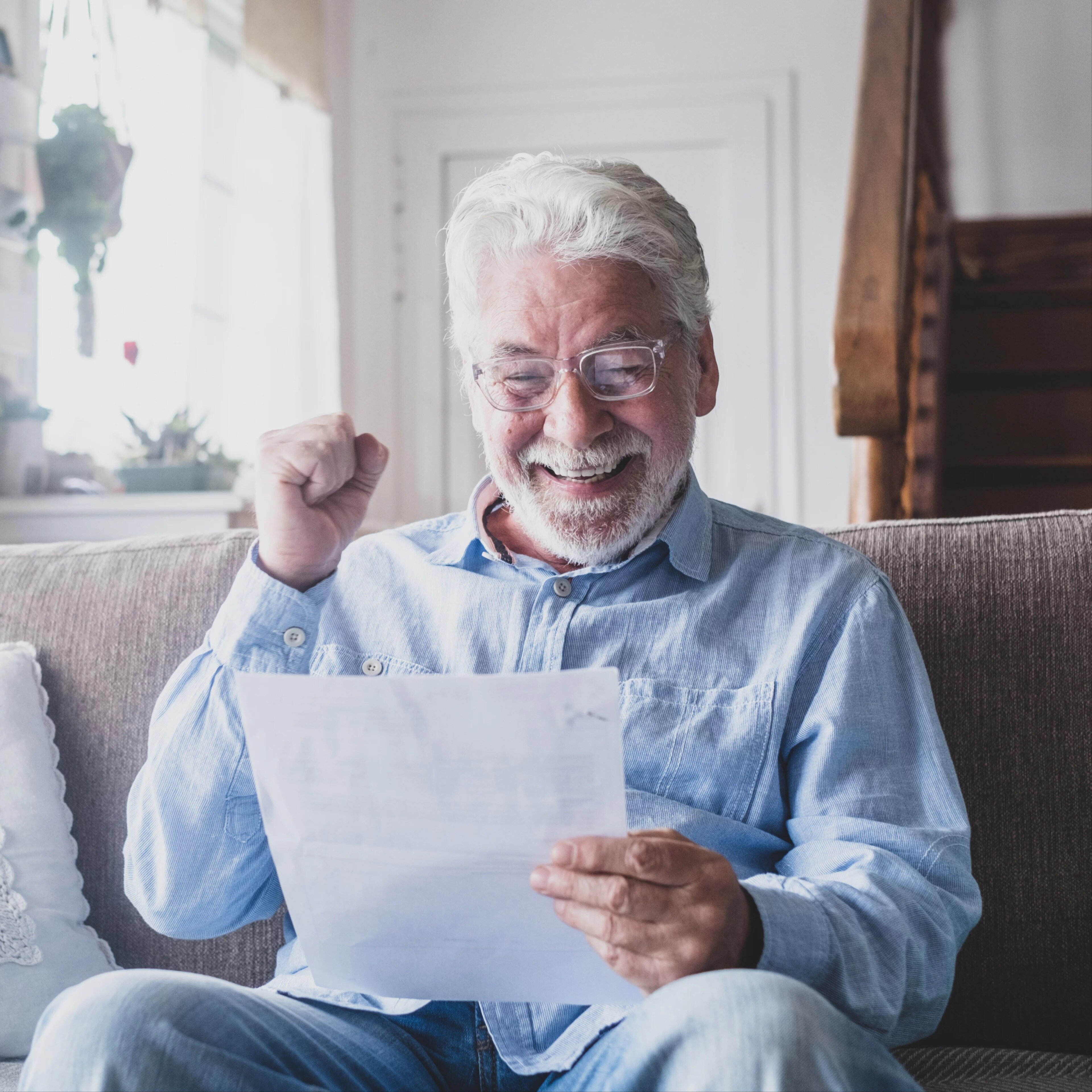 Un vieil homme super joyeux après avoir trouvé des solutions pour son emprunt à la banque.