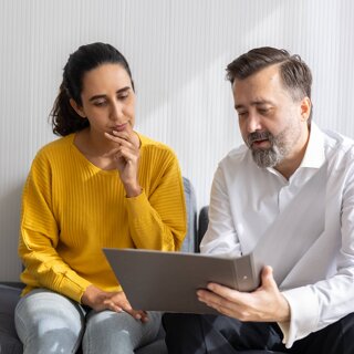 Conseiller en finances parlant avec une femme de réduction de l'abattement fiscal