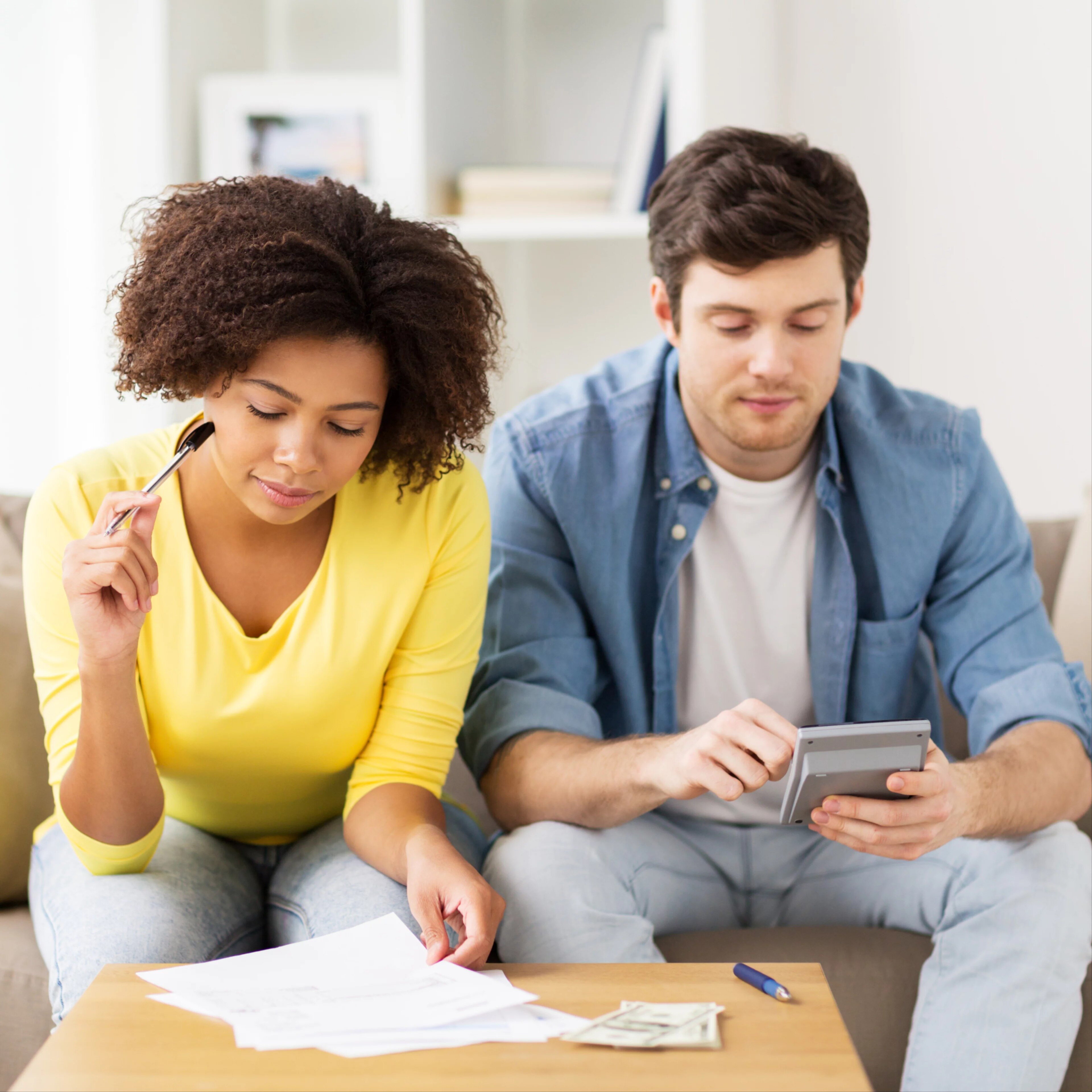 Couple comptant leur possibilité de prêt avec les nouveaux taux