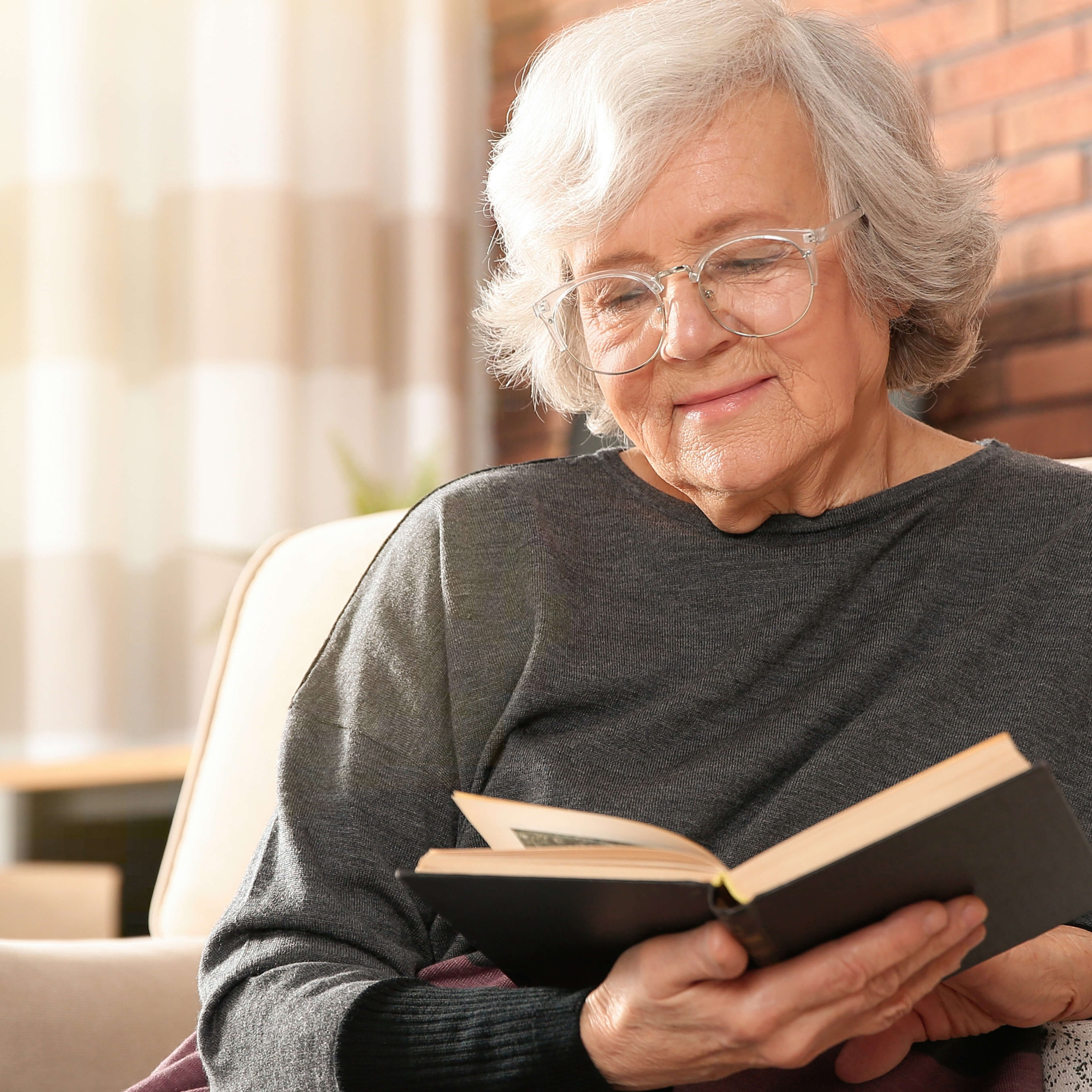 Vieille dame qui lit un livre
