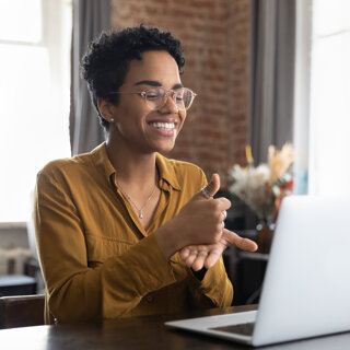 Personne utilisant la langue des signes pour parler à son interlocuteur lors d'un appel vidéo