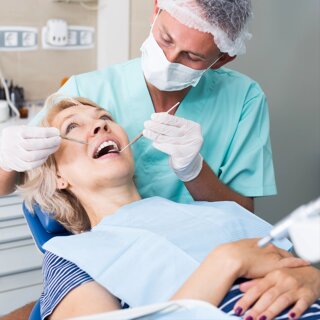 Dentiste avec une patiente lors de soins préventifs