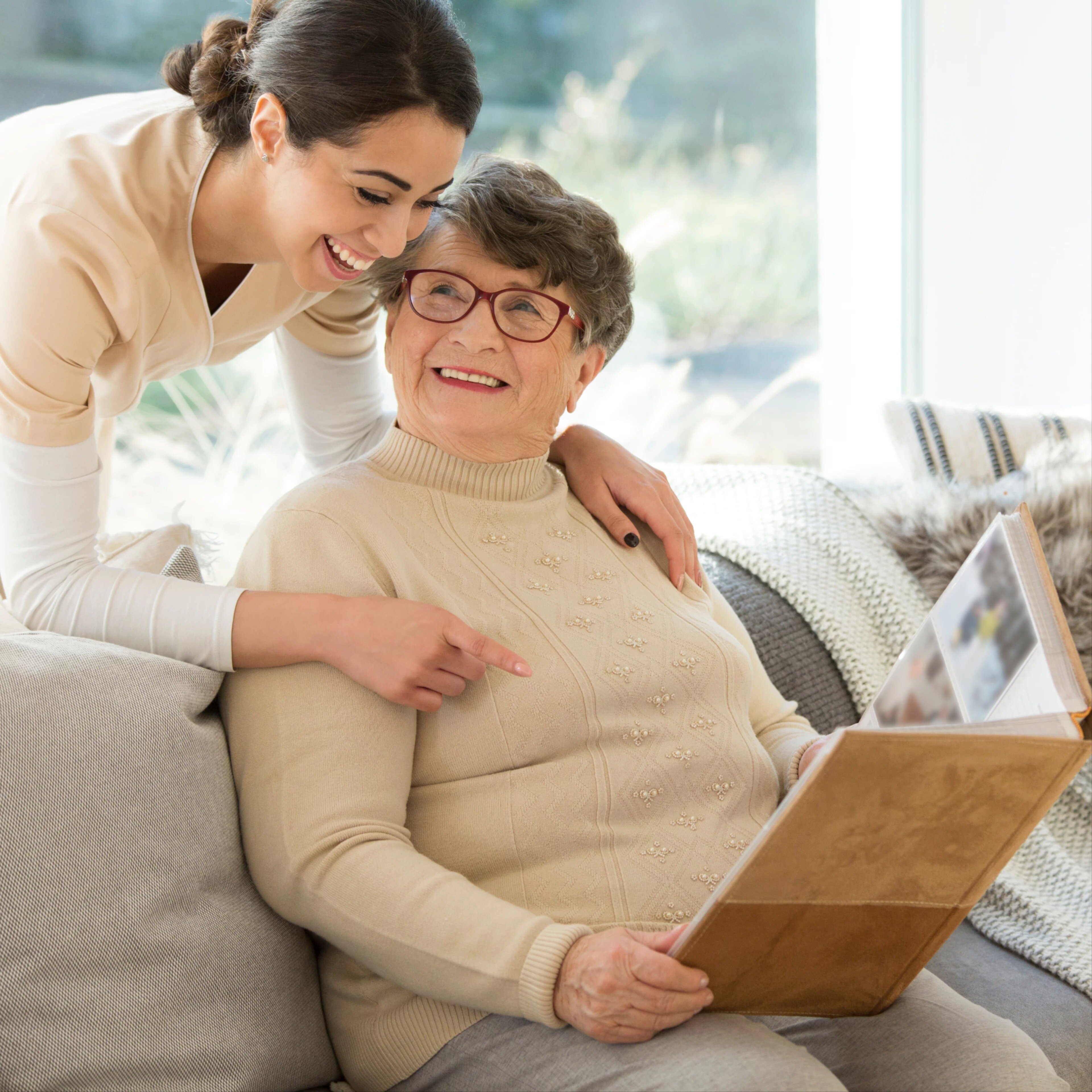 Grand-mère atteinte d'alzheimer partageant de bons souvenirs avec une personne