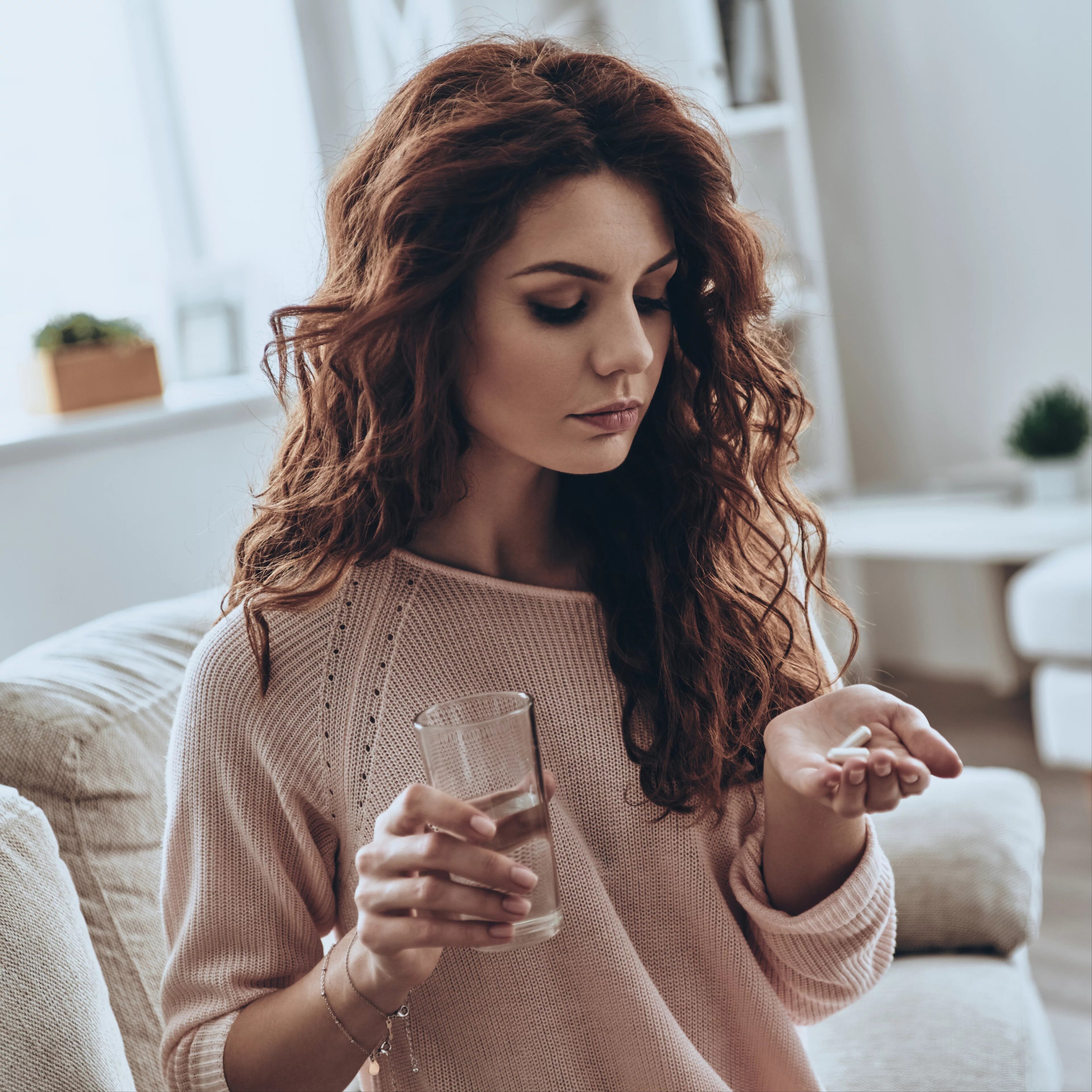 Jeune femme prenant des antibiotiques