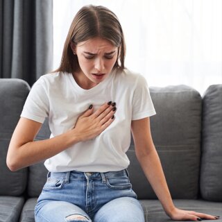 femme assise avec symptôme d'insuffisance cardiaque