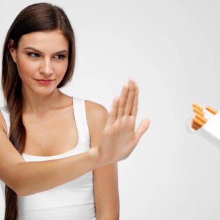 Une jeune femme refuse de prendre une cigarette dans un paquet.