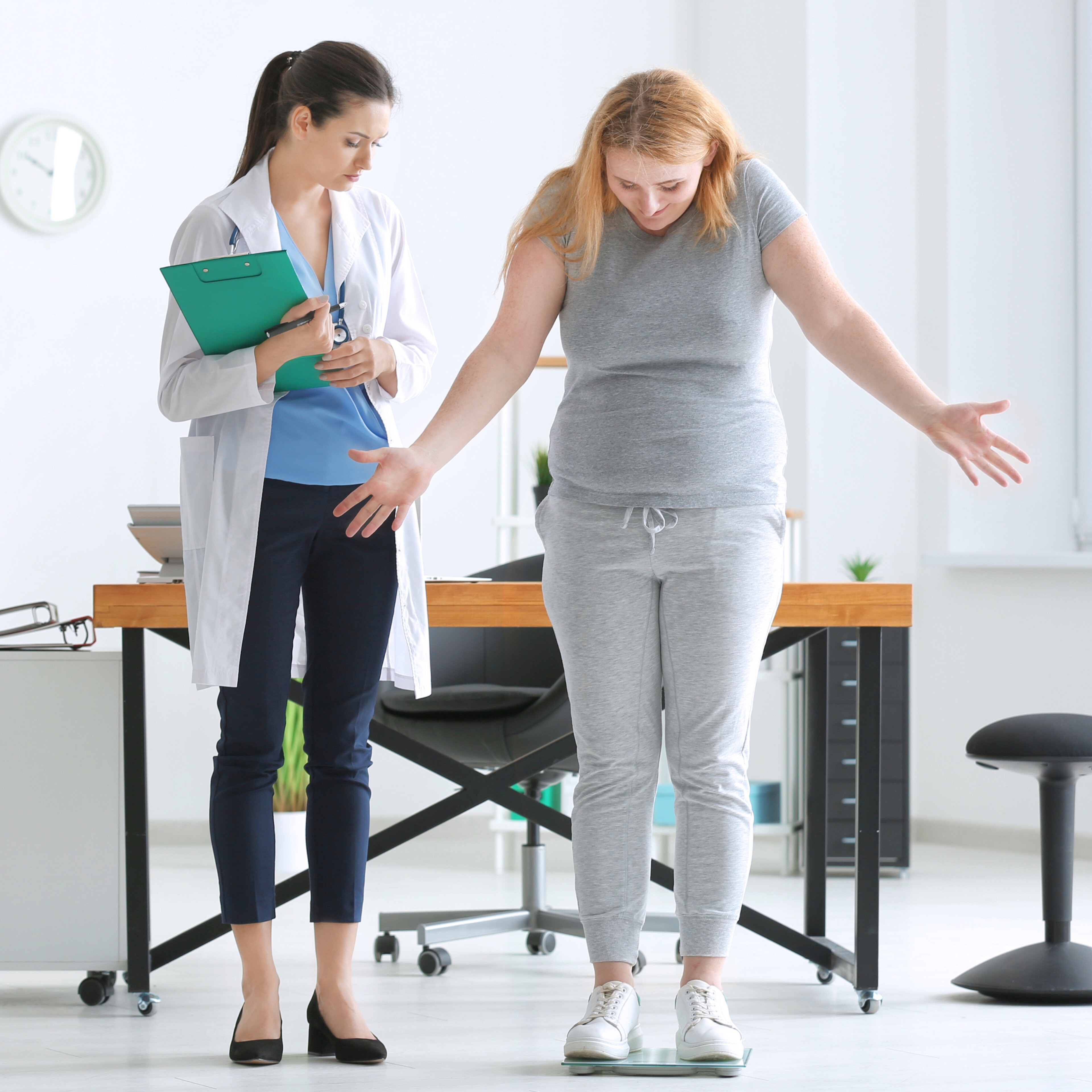médecin mesurant le poids d'une femme en surpoids
