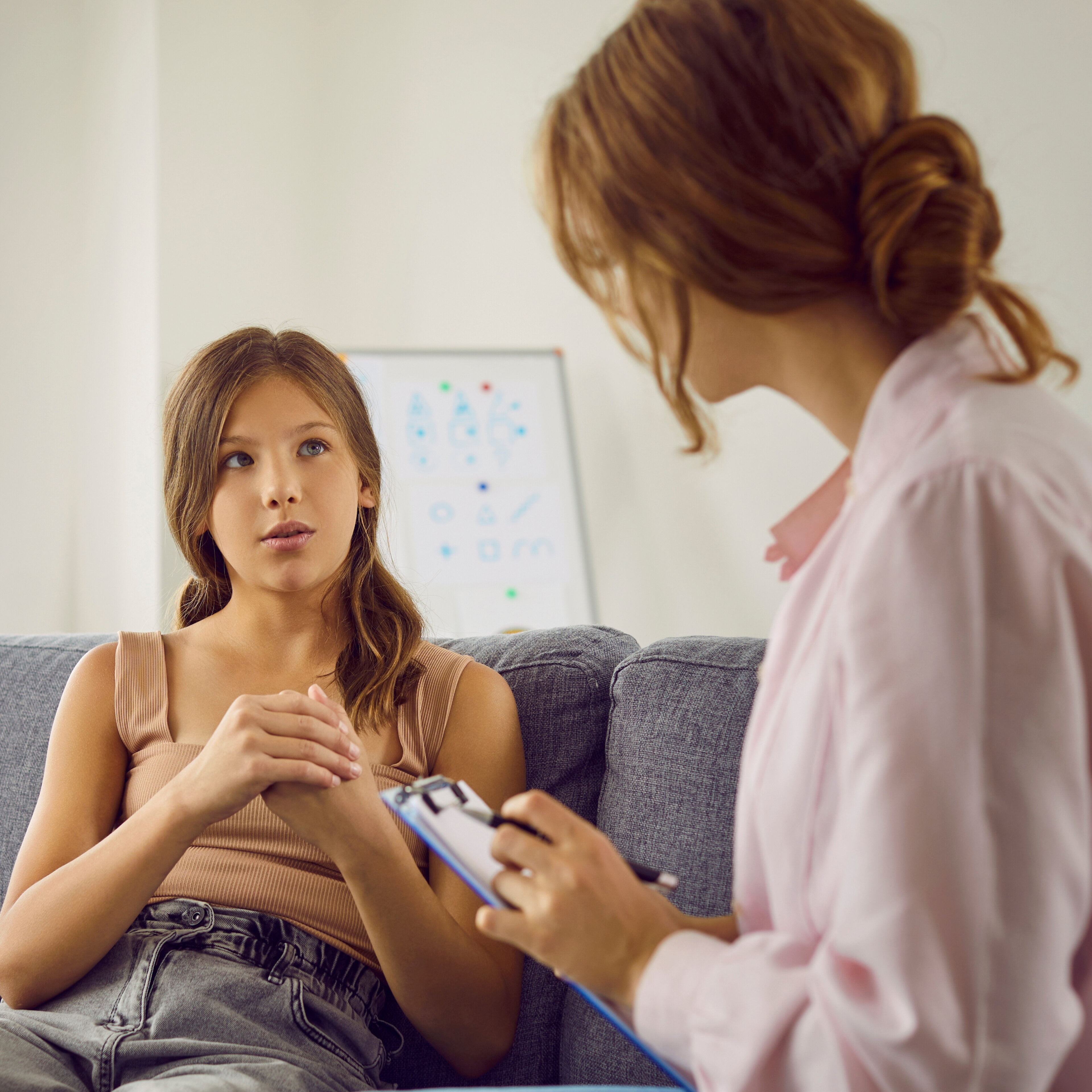 Professionnel thérapeute travaillant avec un adolescent
