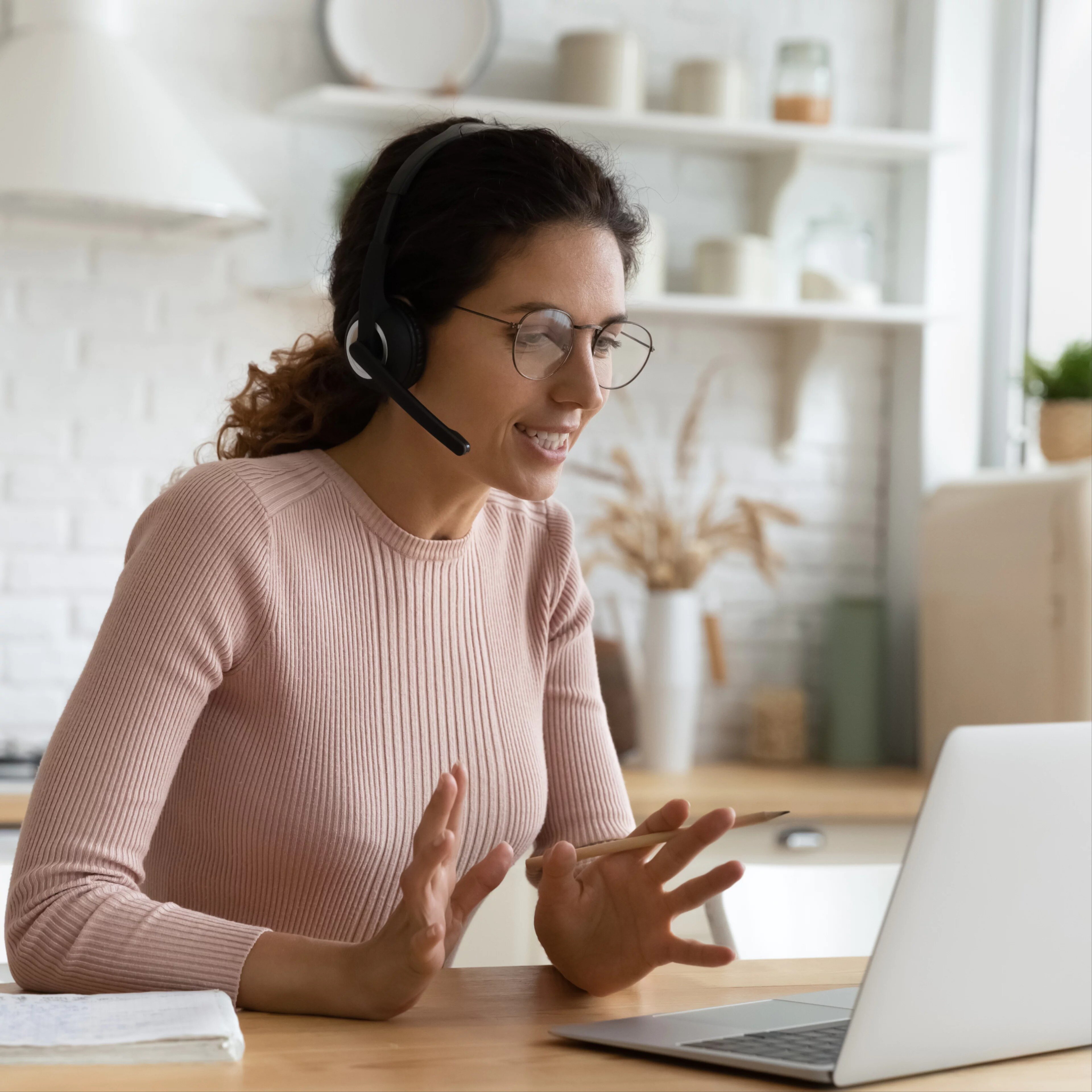 Jeune femme donne une téléconsultation