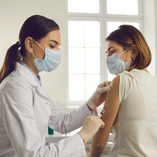 Médecin professionnel donnant une injection de vaccin au patient