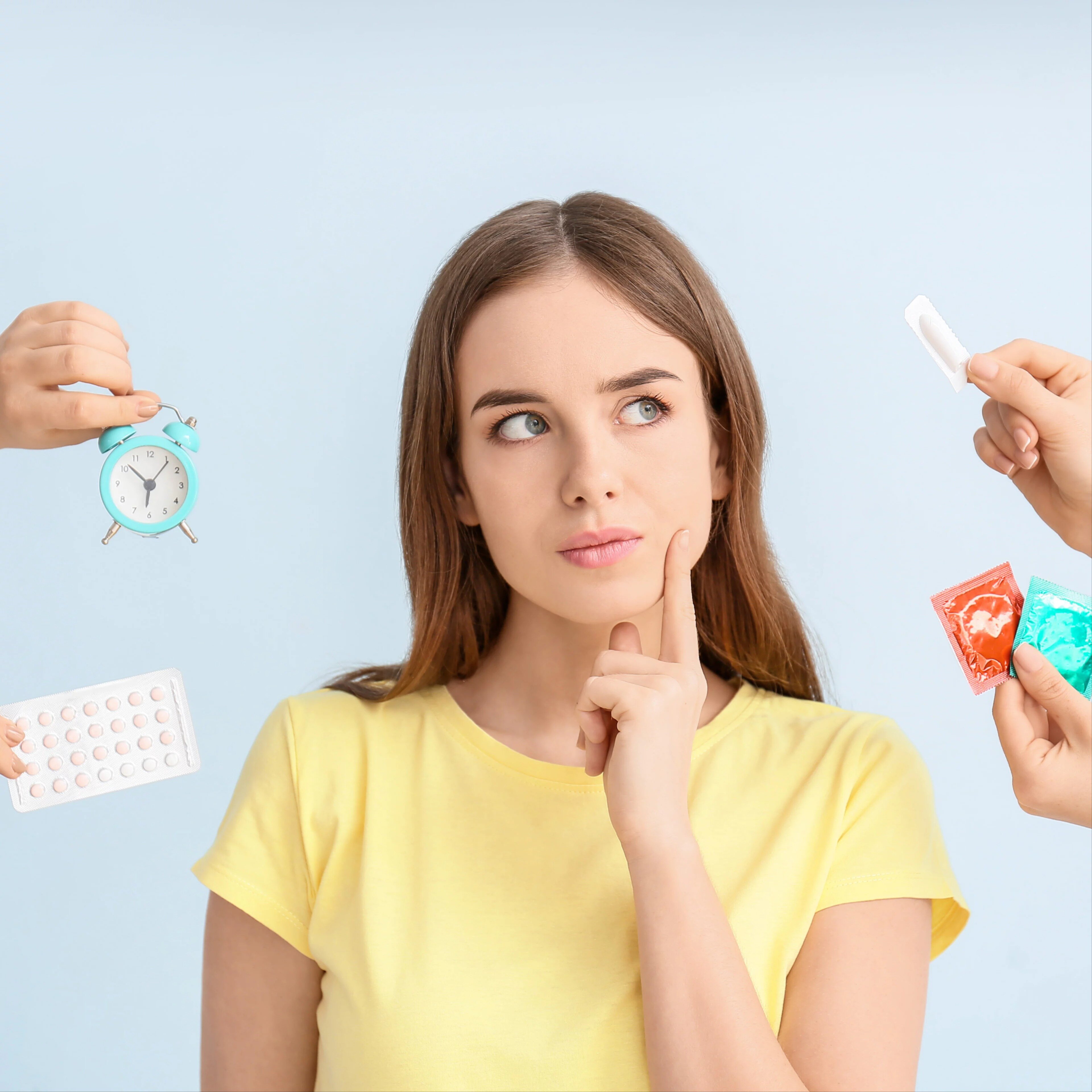 Jeune femme réfléchie à différents moyens de contraception