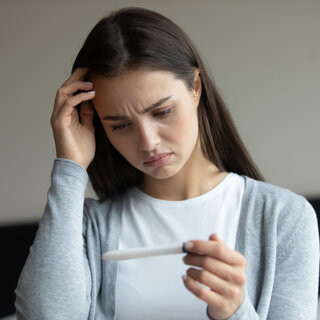 femme ayant un résultat de l'examen de grossesse
