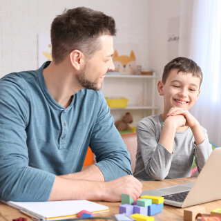 Psychologue masculin travaillant avec un petit garçon autiste
