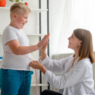 Un médecin félicite un garçon obèse pour son mode de vie plus sain.