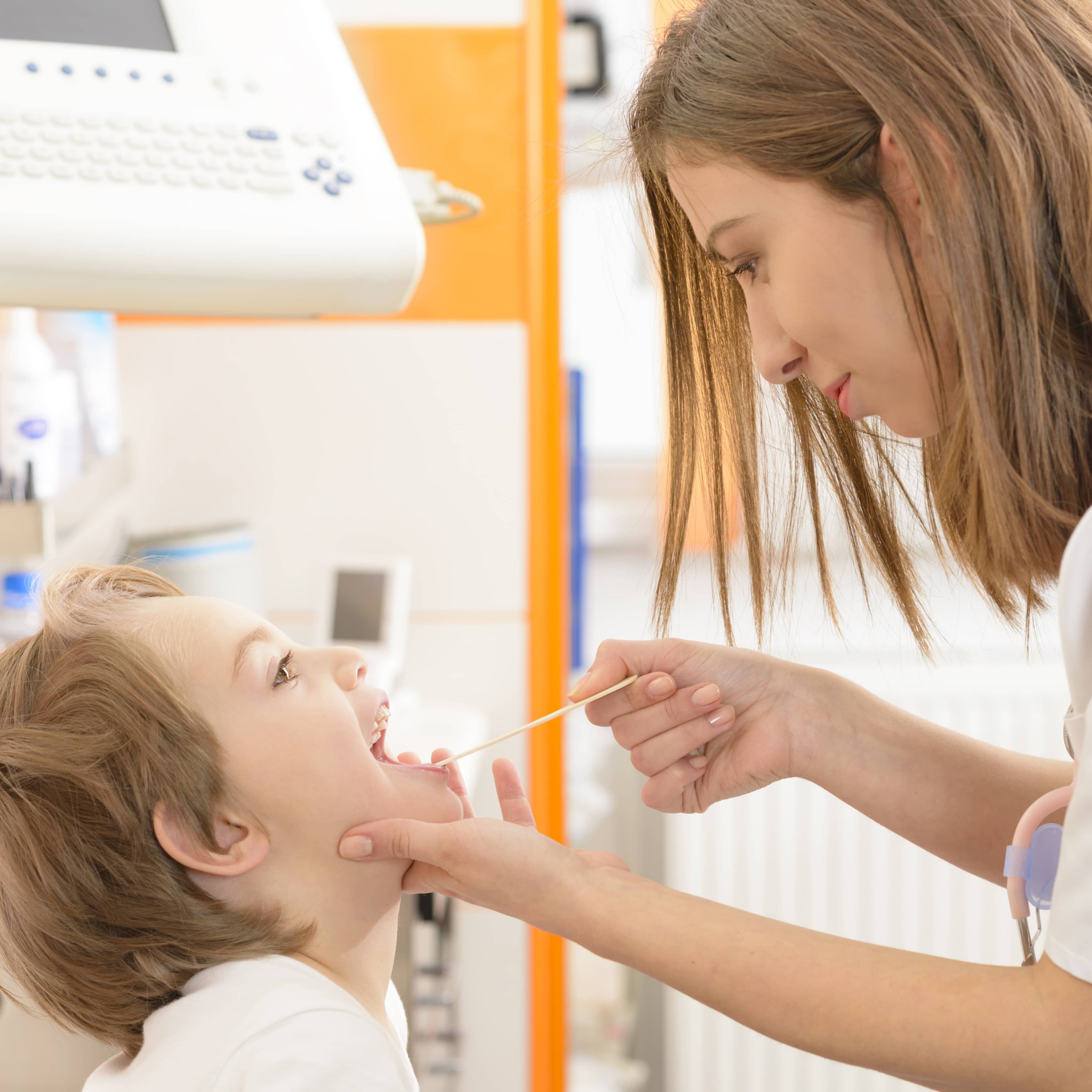 Garçon faisant un test angine virale à la pharmacie