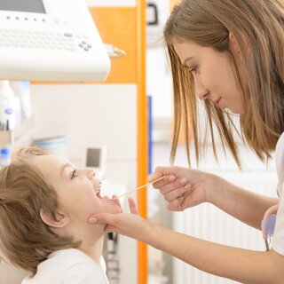 Garçon faisant un test angine virale à la pharmacie