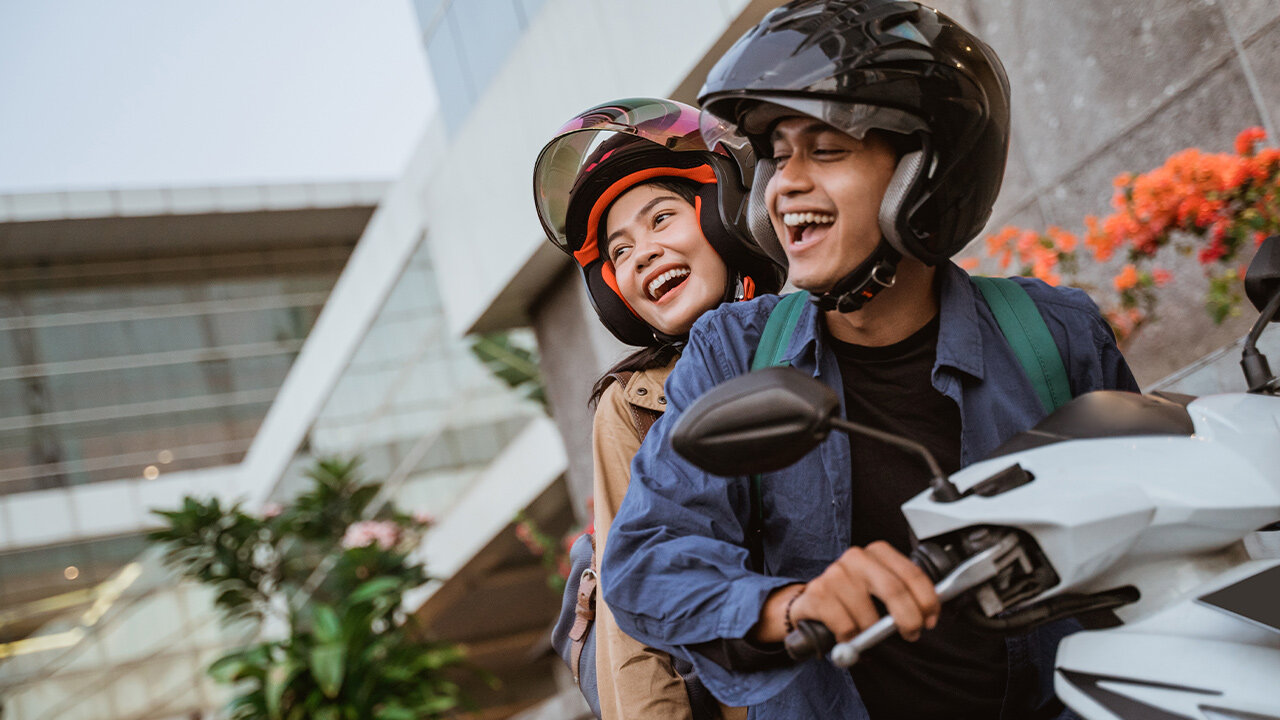Couple souriant sur un scooter
