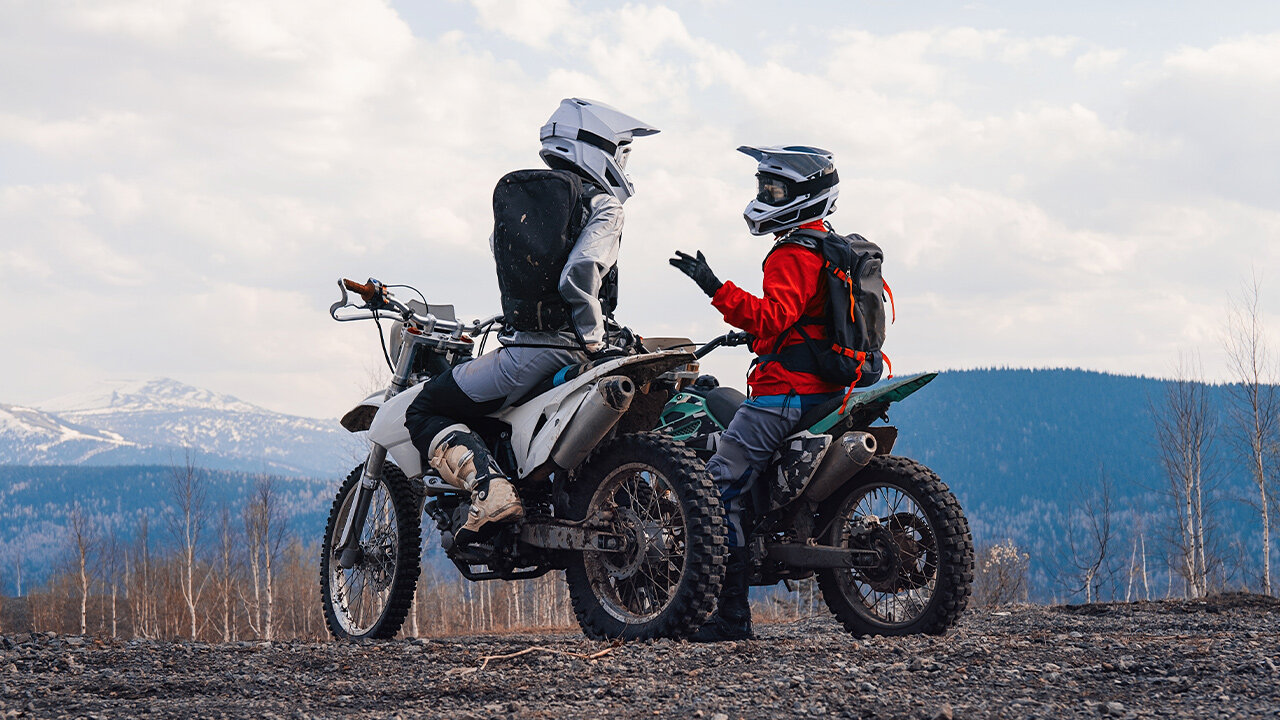 Deux motards discutant