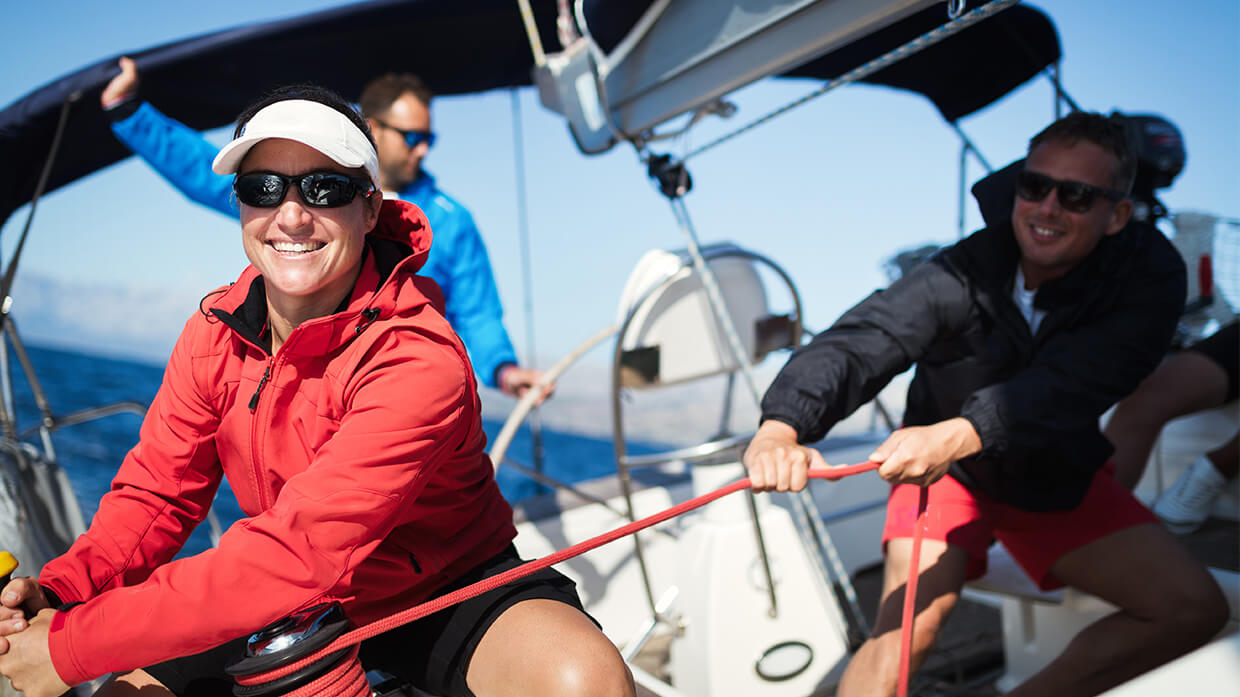 Groupe d'amis sur un bateau