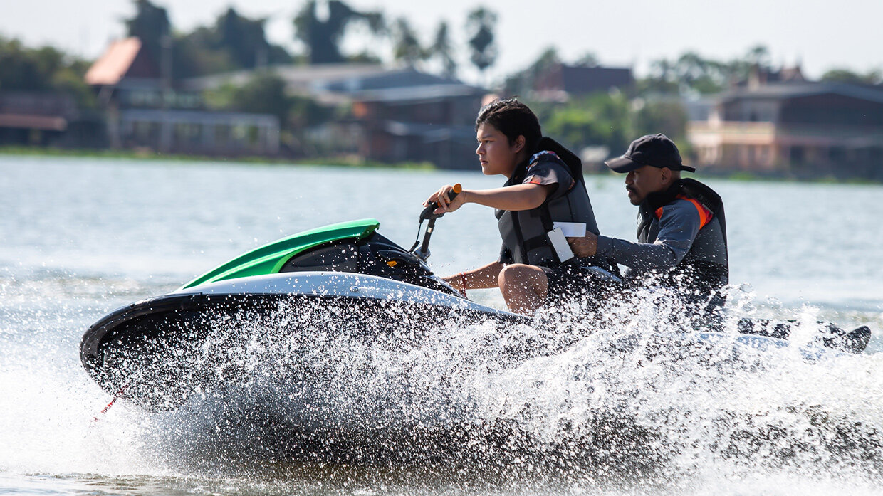 Couple utilisant un jet-ski