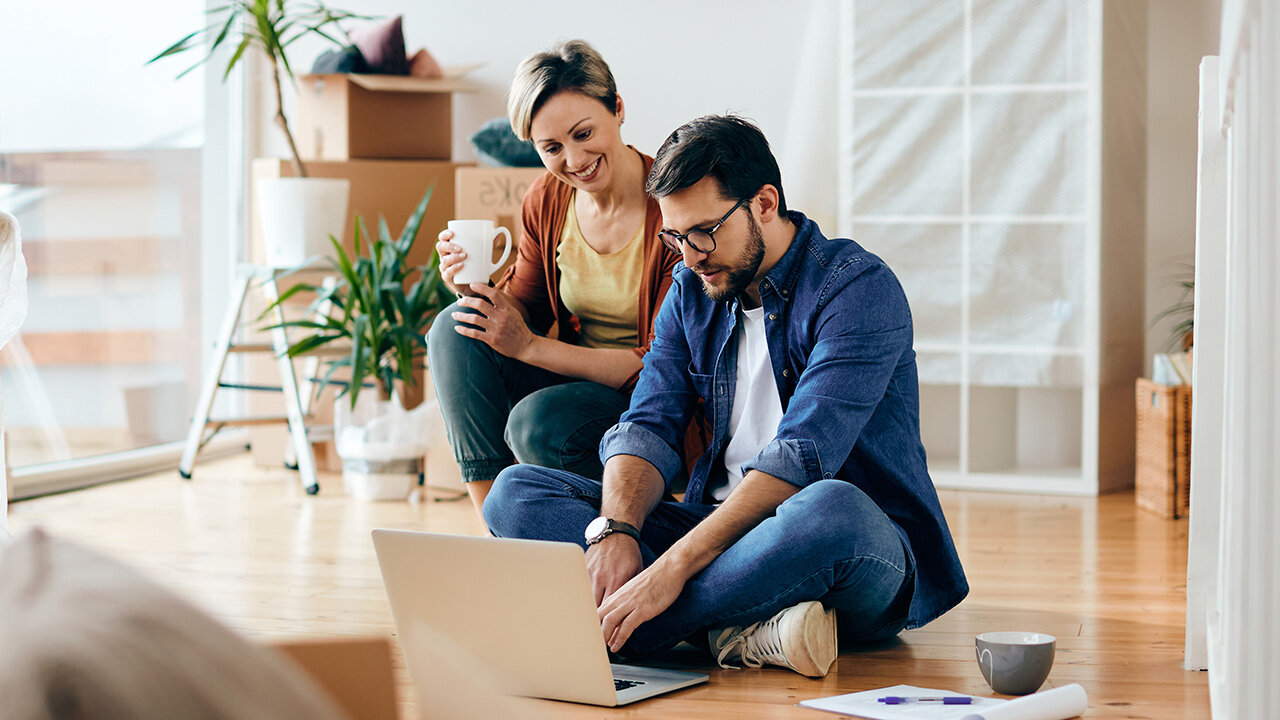 Couple utilisant un ordinateur portable