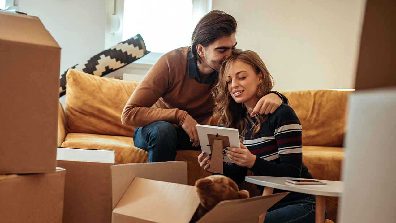 Couple en train de déménager des cartons