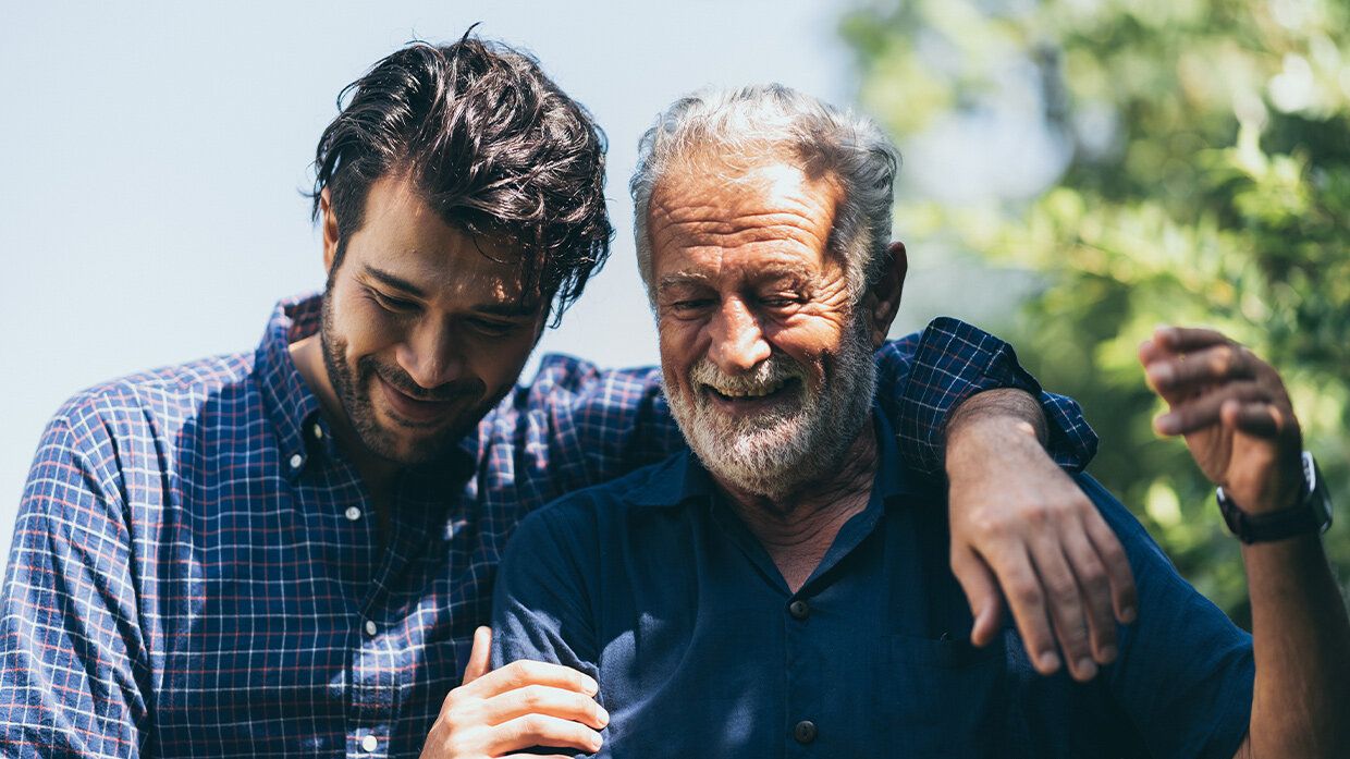 Jeune homme partageant un moment de complicité avec son père