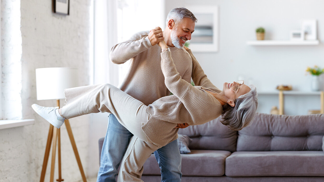 Couple de jeunes seniors en train de danser