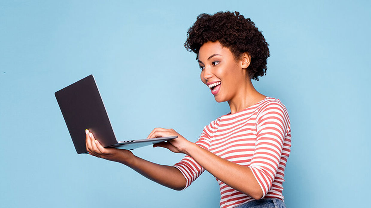 Jeune femme souriante utilisant un ordinateur portable