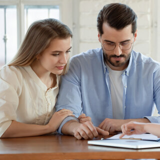 Couple s'informant sur un crédit immobilier