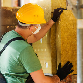 un artisan isole un mur