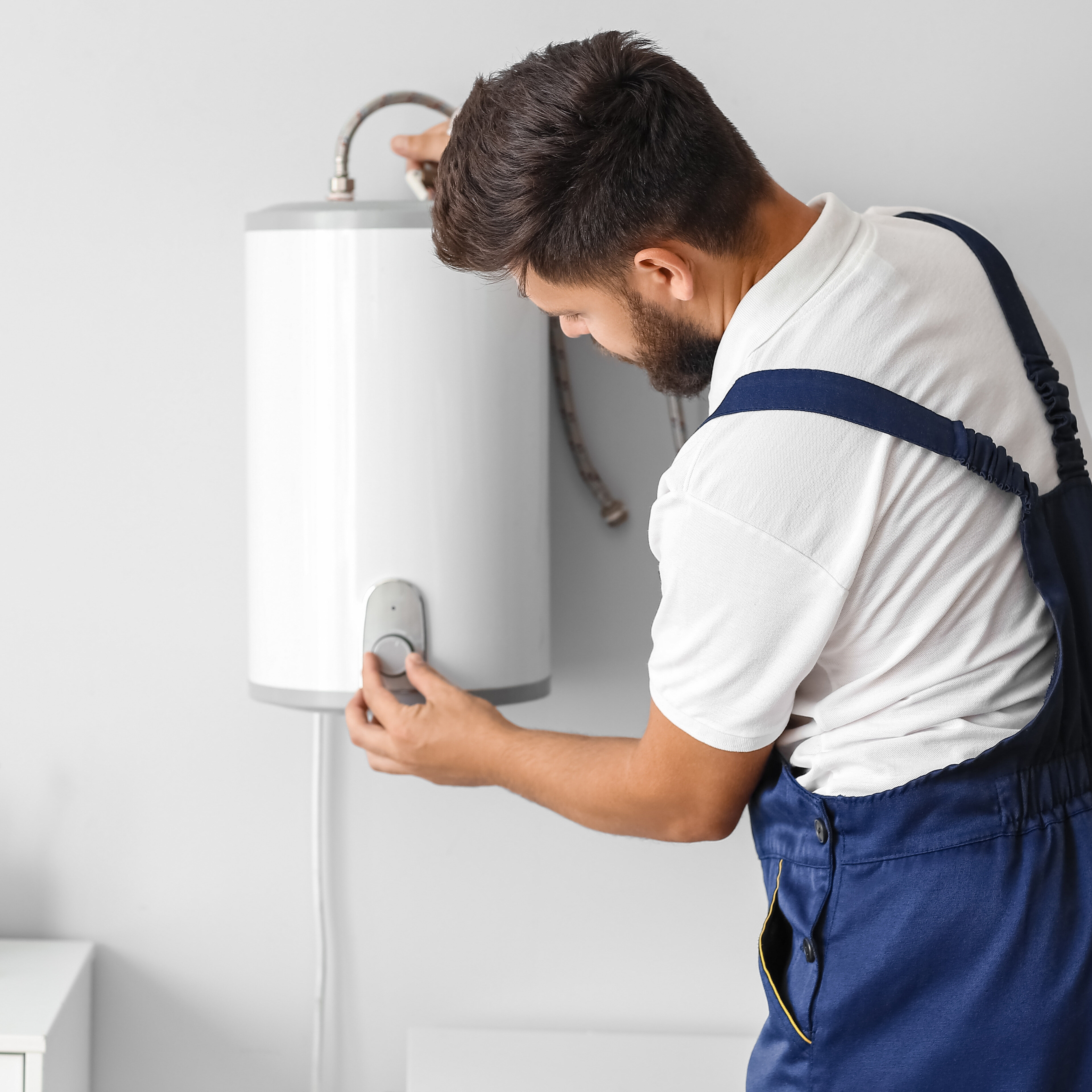 homme installant un équipement thermique