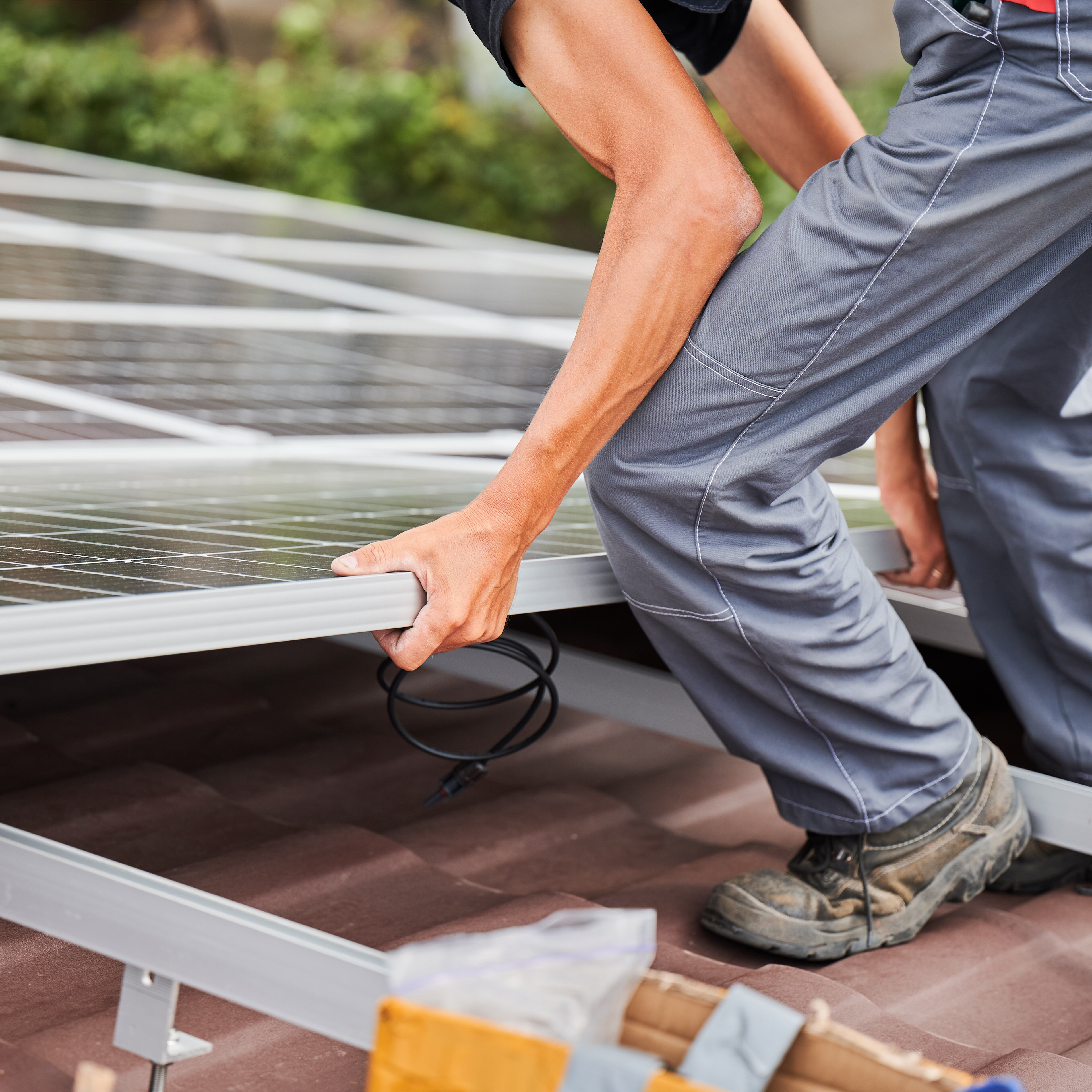 panneaux solaires sur le toit d'une maison