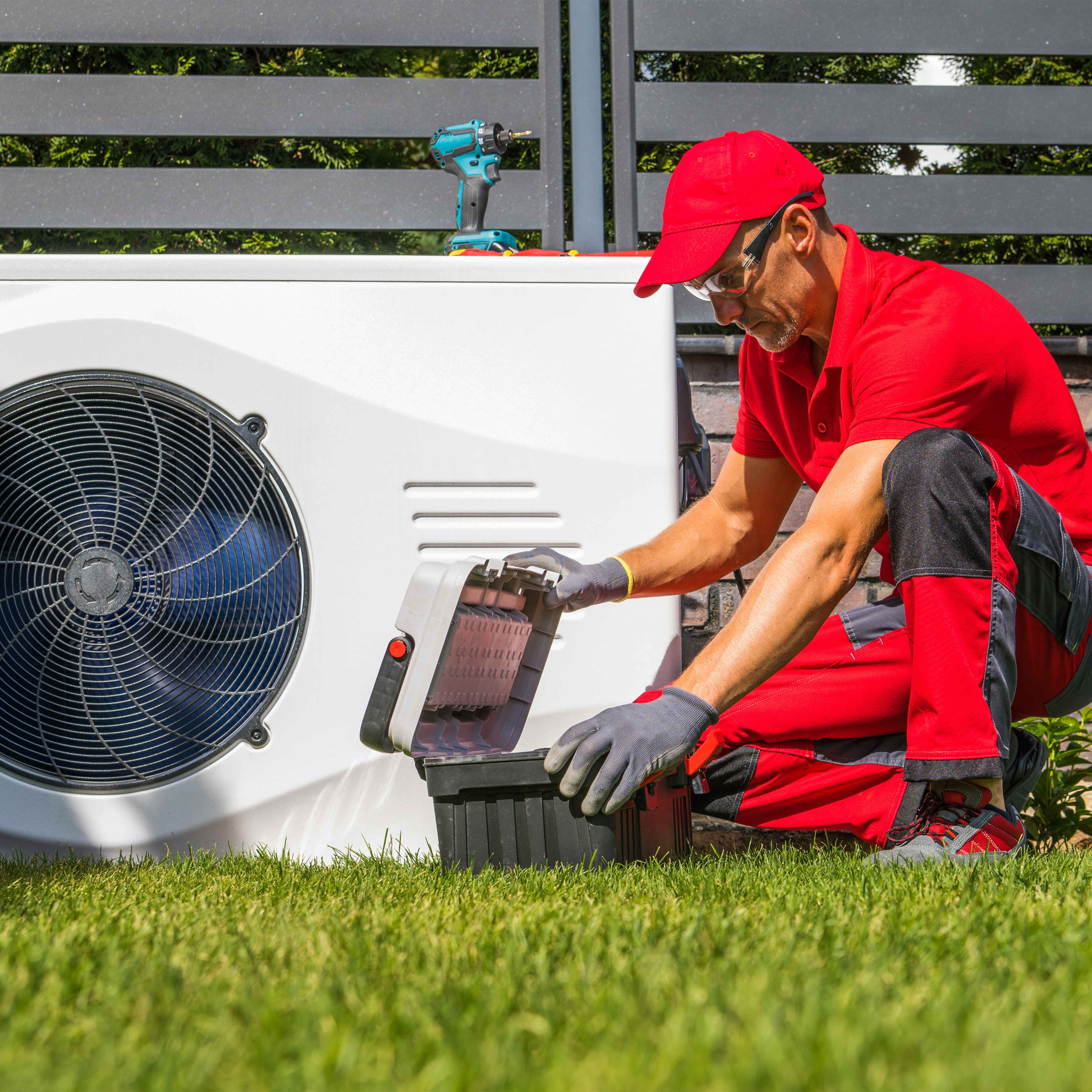 technicien qui installe une pompe à chaleur