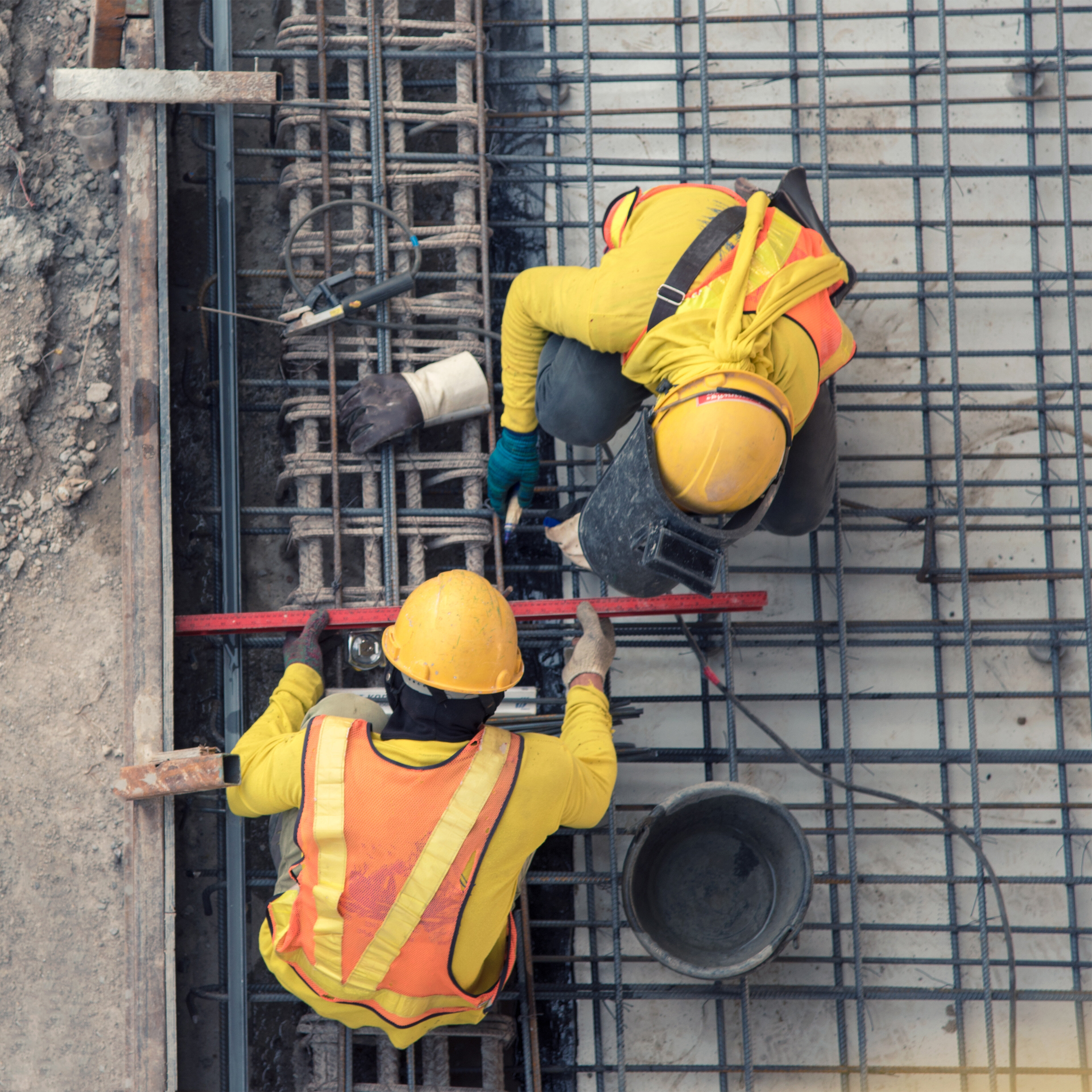 deux artisans sur un chantier vus de haut