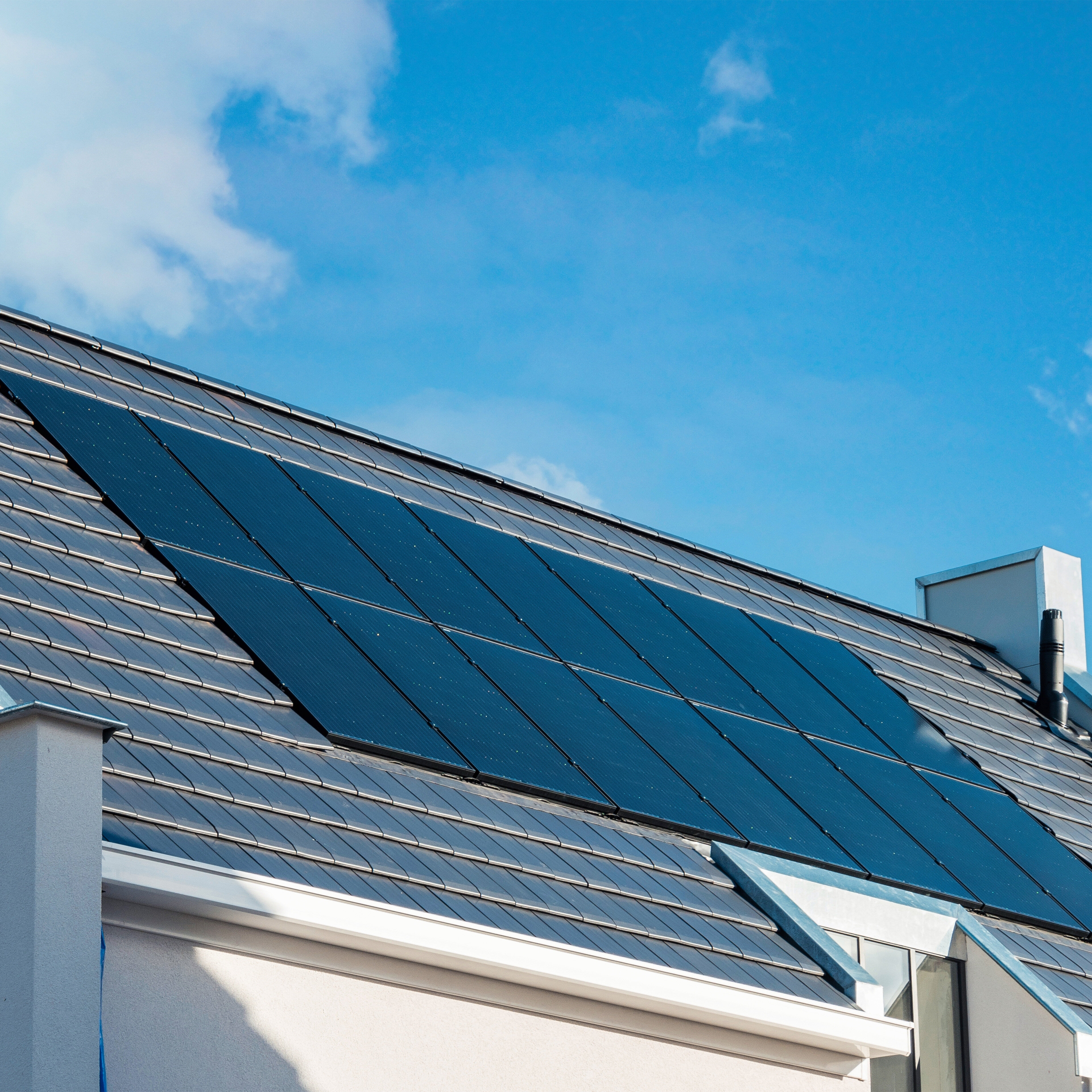 panneaux solaires sur le toit d'une maison