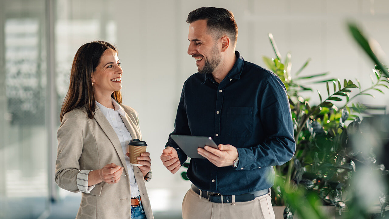 Un homme et une femme qui discutent et rigolent