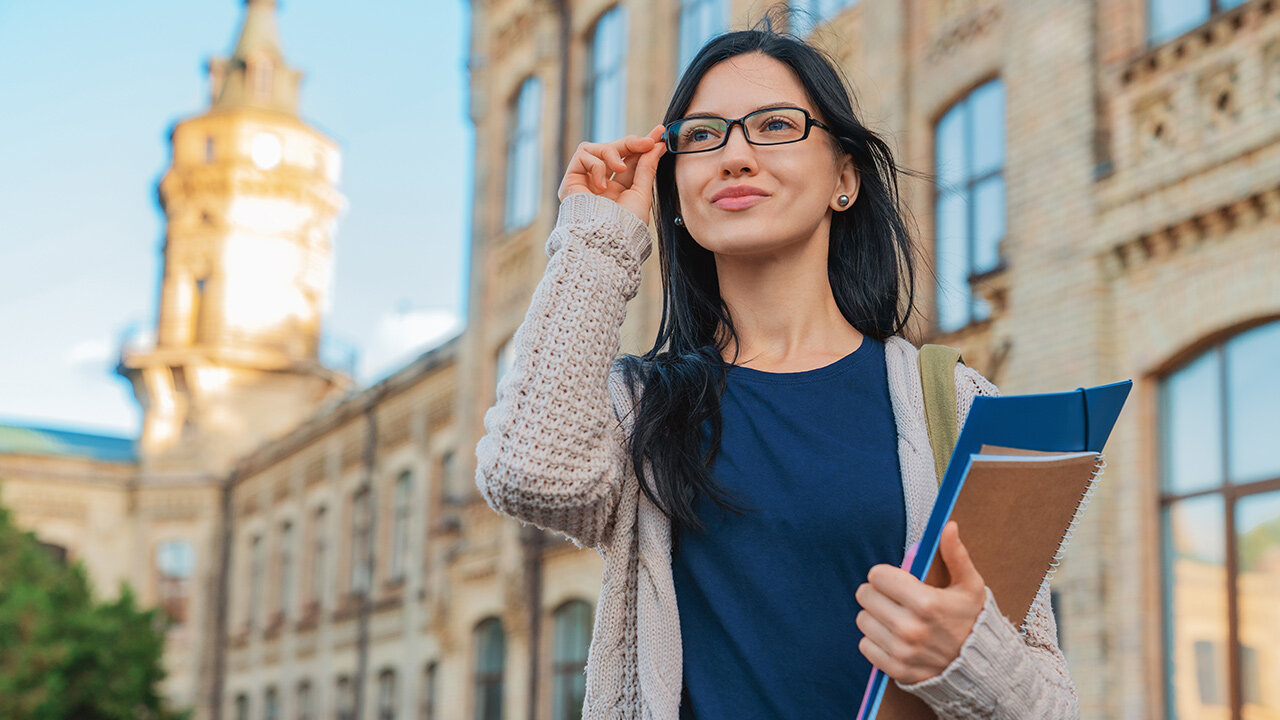 Jeune femme portant des documents